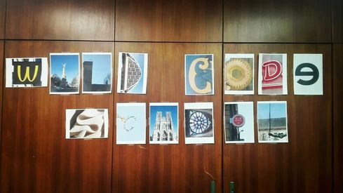 panneau constitué de photographies de mobilier urbain représentant chacune une lettre pour former l'expression Wild Code School