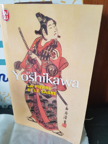 un exemplaire du livre La pierre et le sabre d'Eiji Yoshikawa 