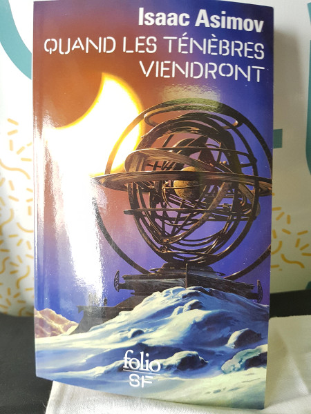 Un exemplaire du livre Quand les ténèbres viendront d'Isaac Asimov